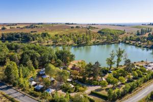 Άποψη από ψηλά του Les Auzerals camping du lac