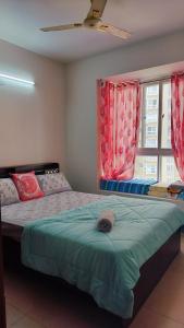 Llit o llits en una habitació de SOLACE Premium 2BHK Apartment near Manyata Tech Park And Hebbal