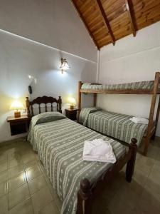 a bedroom with two bunk beds and two lamps at Hotel Garay in San Bernardo