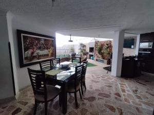a dining room with a dining table and chairs at Encantadora Casa, Ubicación Ideal en Bucaramanga in Bucaramanga