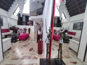 a living room with pink couches and tables at Encantadora Casa, Ubicación Ideal en Bucaramanga in Bucaramanga