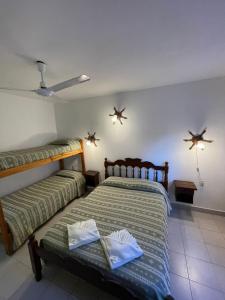 2 letti in una camera con stelle sul muro di Hotel Garay a San Bernardo