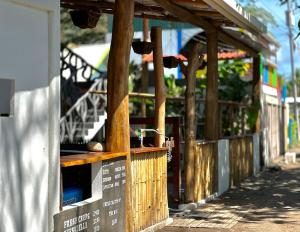 un edificio con una recinzione in legno e un aasteryasteryasteryasteryasteryasteryasteryasteryasteryasteryasteryasteryasteryasteryasteryasteryasteryasteryasteryasteryasteryasteryasteryasteryasteryasteryasteryasteryasteryasteryasteryasteryasteryasteryasteryasteryasteryasteryasteryasteryasteryasteryastery di El Deseo Serendipity Tortuguero a Tortuguero