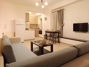 A kitchen or kitchenette at To Agioklima