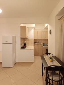 A kitchen or kitchenette at To Agioklima