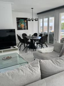 een woonkamer met een bank en een tafel met stoelen bij Villa Molle Mar Menor Golf resort in Torre-Pacheco
