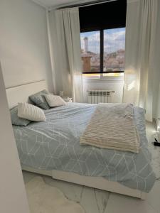 een slaapkamer met een bed met 2 kussens en een raam bij Villa Molle Mar Menor Golf resort in Torre-Pacheco