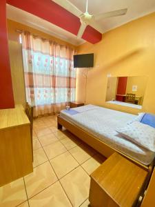 um quarto com uma cama e um espelho em HOSPEDAJE Y TURISMO SOL & LUNA E.I.R.L em Tarapoto