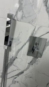 blat w łazience ze srebrnym przedmiotem w obiekcie Tirana Rooms w Tiranie