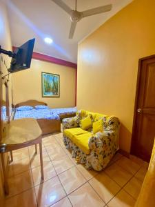- un salon avec un canapé et un lit dans l'établissement HOSPEDAJE Y TURISMO SOL & LUNA E.I.R.L, à Tarapoto
