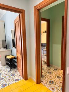 un couloir avec deux portes et une chambre dans l'établissement Calliope Sorrento Apartment, à Sorrente