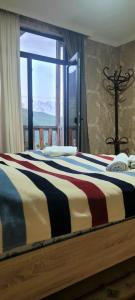 Tempat tidur dalam kamar di Guest House Guli