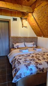 une chambre avec un grand lit dans une pièce dans l'établissement Koliba, à Žabljak 9 autres photos