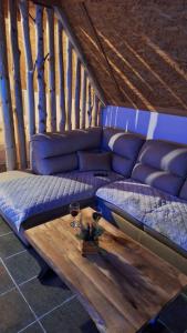 - un canapé bleu avec une table en bois dans l'établissement Koliba, à Žabljak