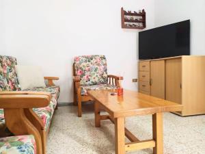 a living room with a couch and a coffee table at Casa terrera de 2 dormitorios en Fasnia in Fasnia