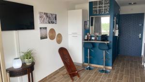 Kuchyň nebo kuchyňský kout v ubytování Joli studio vue mer, piscine, Tennis, Parking