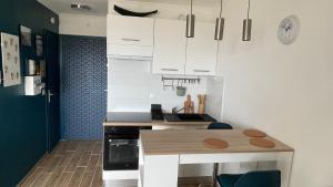 Kuchyň nebo kuchyňský kout v ubytování Joli studio vue mer, piscine, Tennis, Parking