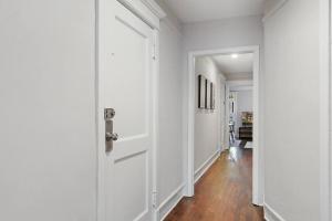 Gallery image ng 3BR Vibrant Apartment in Hyde Park - Bstone 5310-1 sa Chicago