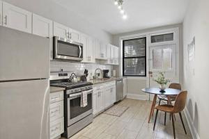 cocina con nevera y mesa. en 3BR Vibrant Apartment in Hyde Park - Bstone 5310-1 en Chicago