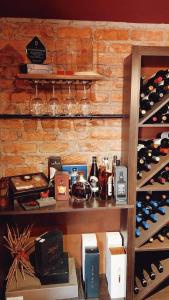 una mensola piena di bottiglie di vino di Hotel Boutique Casa & Cava a Mendoza