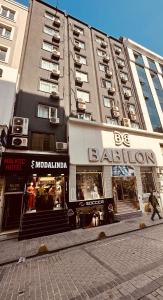 イスタンブールにあるMalkoç Hotelの大きな建物