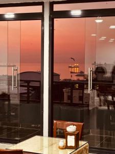 イスタンブールにあるMalkoç Hotelの窓から空港の景色を望めます。