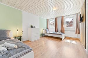 a bedroom with a bed and a window at home2stay Apartments für Monteure in Wendlingen Kitchen,Wifi,Smart TV NEW in Wendlingen am Neckar