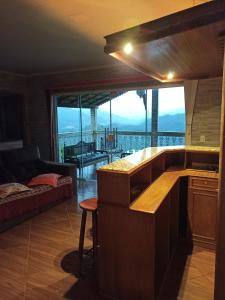 cocina y sala de estar con vistas a las montañas en Pousada Linda Vista en Domingos Martins