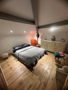 - une chambre avec un grand lit et du parquet dans l'établissement Duplex quatre pièces - une chambre bébé, à Nice
