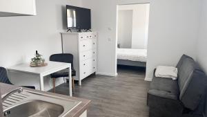 a bathroom with a sink and a bedroom with a bed at Lärche Nr 3 in Munster