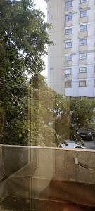 een uitzicht vanuit een raam van een gebouw met een auto bij Apartament Central in Tulcea