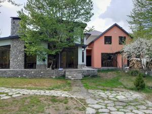 une maison avec un chemin en pierre devant elle dans l'établissement Istisu Valley Spa, à İsmayıllı