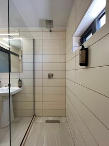 een badkamer met een wastafel en een spiegel bij Hotel Primavera in Vlorë