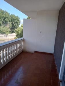 Habitación vacía con ventana y suelo de baldosa. en Pousada Villa Argos Guesthouse en Piracicaba