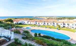 une image d'une villa avec une piscine dans l'établissement Costa arenal, à Arenal d'en Castell