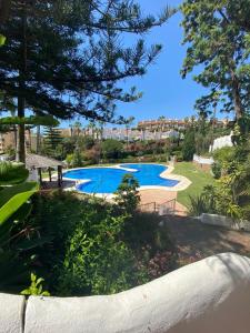 Výhled na bazén z ubytování Benalgolf Vista al mar - PISCINA Y PLAYA - CERCANO A CAMPO DE GOLF nebo okolí