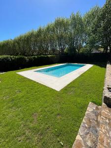 una piscina en medio de un patio en Espectacular Casa Chateau en el centro de Olot en Olot