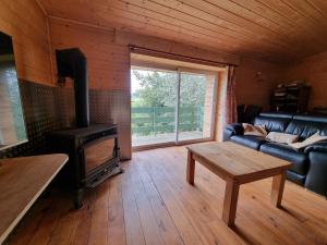 ein Wohnzimmer mit Sofa und Herd in der Unterkunft La Blache in Saint-Sylvestre