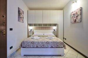 - une chambre avec un grand lit dans l'établissement La casa di Cinzia central apartment, à Lierna