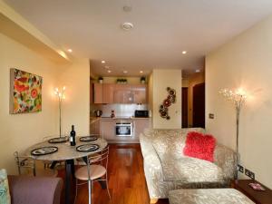 una sala de estar con un sofá y una mesa en Pass the Keys Perfectly Located Apartment, en Cardiff 33 fotos más