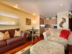 una sala de estar con un sofá y una mesa en Pass the Keys Perfectly Located Apartment, en Cardiff