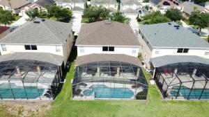 eine Luftansicht eines Hauses mit drei Swimmingpools in der Unterkunft Seasons Villa 6 bedrooms, 4 masters and water view in Kissimmee