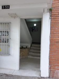 wejście do budynku z drzwiami i schodami w obiekcie Edificio Tony - Alojamiento Aparta-Hotel w mieście Barrancabermeja