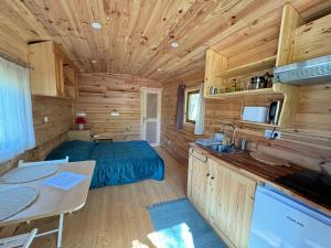 una camera da letto con un letto in una cabina di legno di FLOR La Roulotte du Médoc a Naujac-sur-Mer