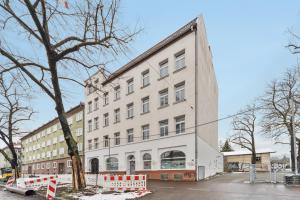 un gran edificio blanco en una calle de la ciudad en home2stay Apartmenthaus Halle Zentrum Parking,Kitchen,Wifi ***, en Halle an der Saale