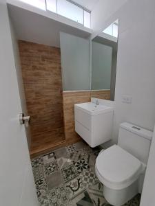 een badkamer met een toilet en een wastafel bij Casa de estreno en Playa Azul in Cerro Azul