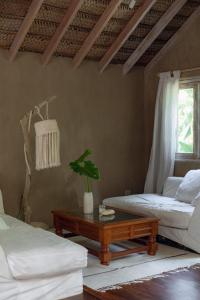 a living room with two beds and a coffee table at La Fragata in Vichayito