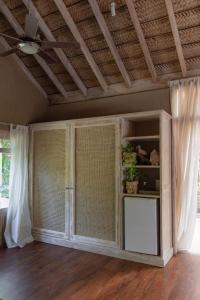 a living room with a large window and a ceiling at La Fragata in Vichayito