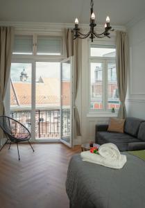 ブダペストにあるPedestrian apartment, the best locationのリビングルーム(ソファ、大きな窓付)