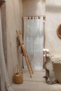 een kamer met een ladder naast een raam bij La Fragata in Vichayito